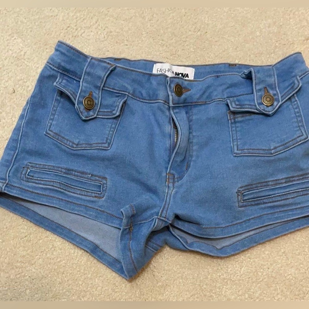 Short denim Fashion Nova shorts, size 9